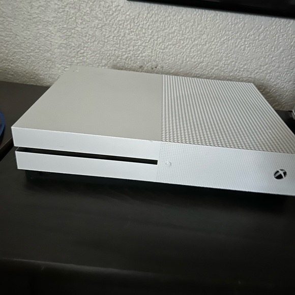 Used Xbox One S, Runs steady 60 fps. fast. No box. White controller great con. - Picture 2 of 5